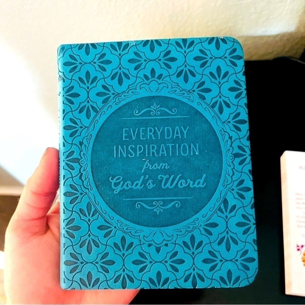 2 Inspirational Women’s Devotionals - Picture 4 of 9